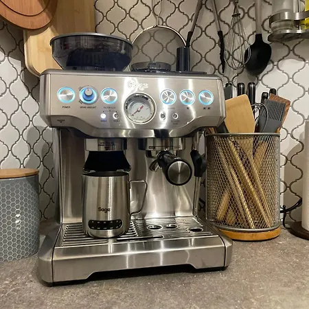 Апартаменты Elegant & 1br W Free Parking & Coffee Machine